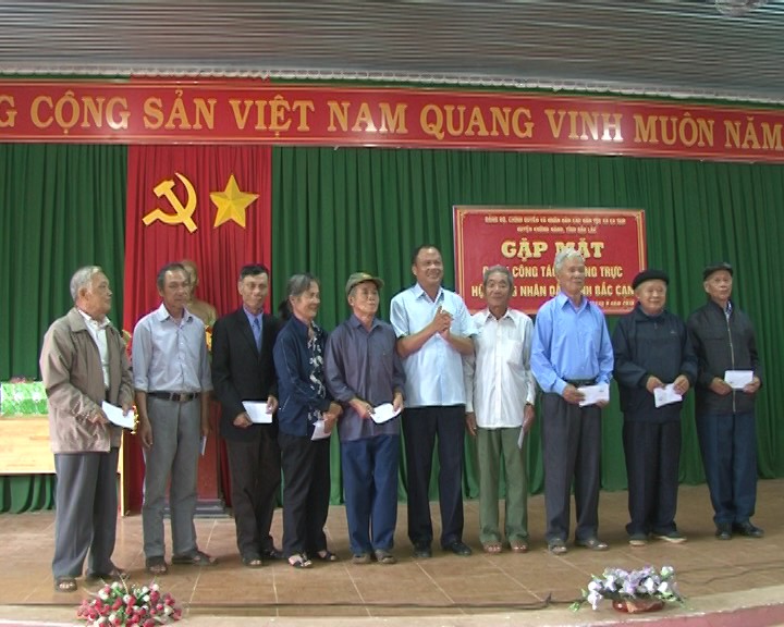 Đoàn công tác HĐND tỉnh Bắc Kạn thăm và làm tại xã Ea Tam